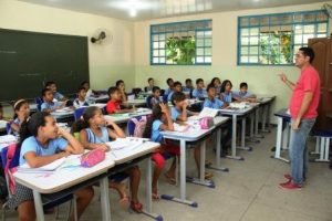 Salas de aula que antes eram climatizadas agora recebem ventiladores do prefeito Tião Miranda e revolta mães de estudantes