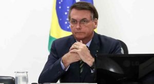 Bolsonaro assina decreto que determina igrejas e casas lotéricas como serviços essenciais para a população em isolamento