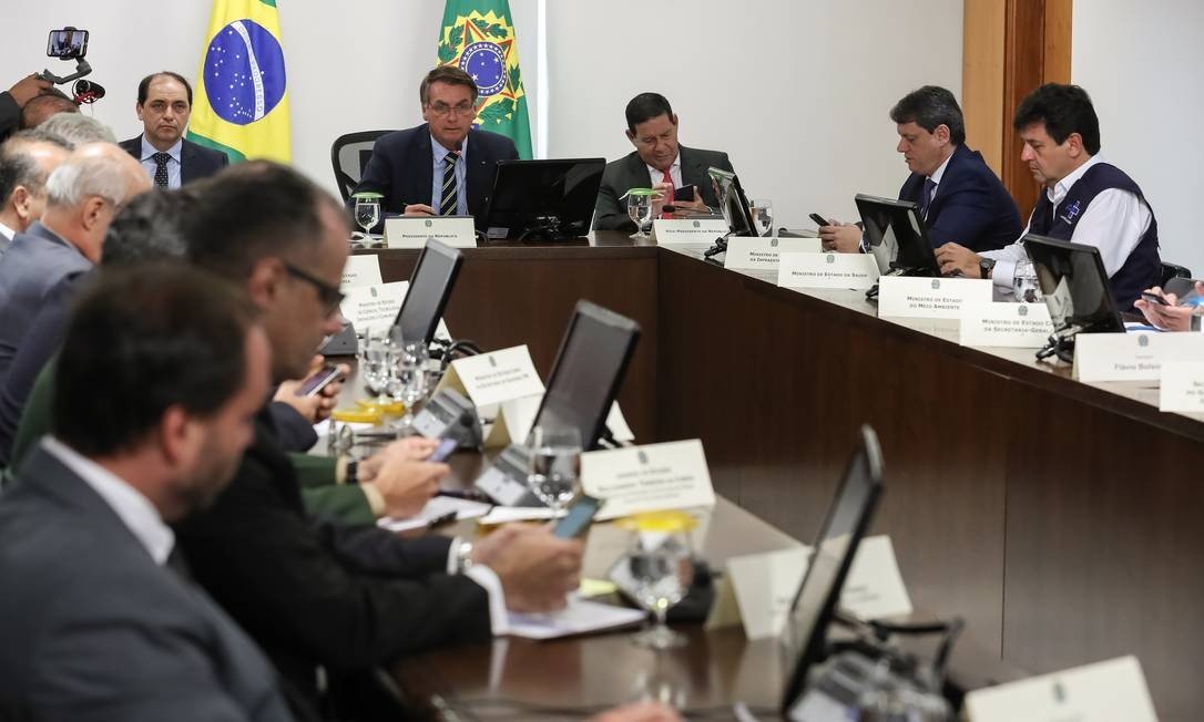 Bolsonaro se reúne com governadores para discutir auxílio a estados e congelamento de reajuste para servidores públicos