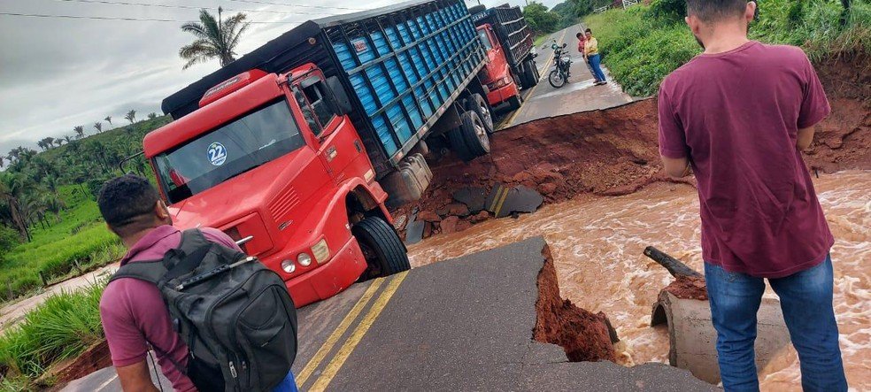 Caminhão fica pendurado em cratera formada após forte chuva no Maranhão
