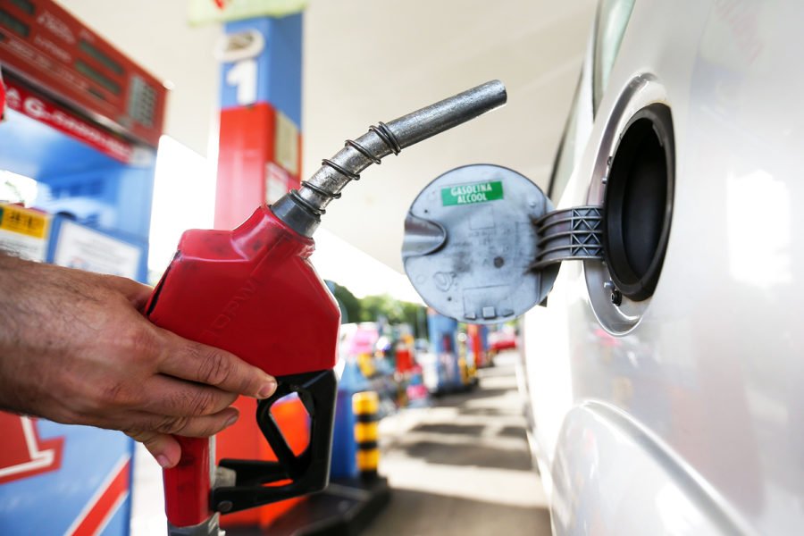 Petrobras irá aumentar pela quinta vez o preço da gasolina nesta terça-feira