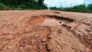 Buracos em rodovia federal causam problemas para caminhoneiros no sudeste do Pará