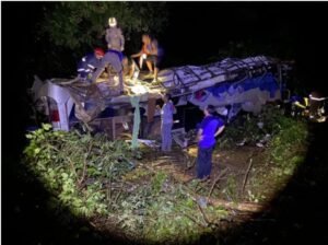 Ônibus cai em ribanceira e deixa 10 mortos e 21 feridos em Sapopema, Paraná