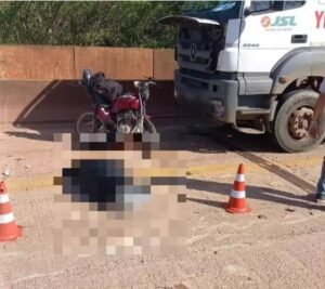 Motociclista morre ao colidir contra caminhão, em Parauapebas