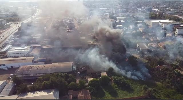 Incêndio com fumaça alta assusta moradores em Marabá