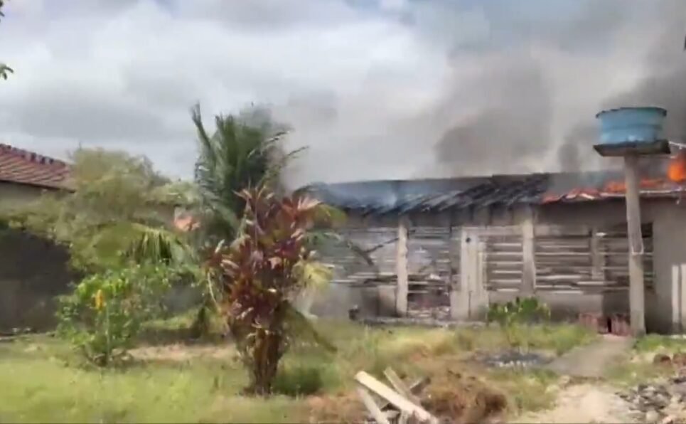 Casa é destruída por incêndio em Paragominas