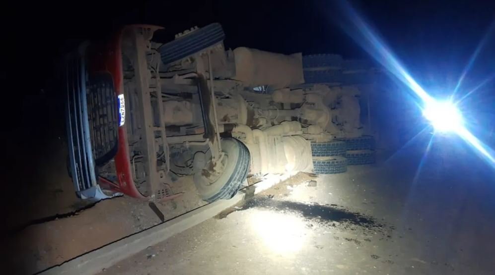 Caminhão tomba e mata motorista esmagado em Parauapebas